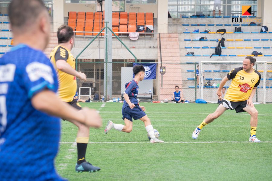 Kỹ Thuật Và Giải Pháp Quay Phim Bóng Đá Sân 11 Bắt Trọn Mọi Góc Máy